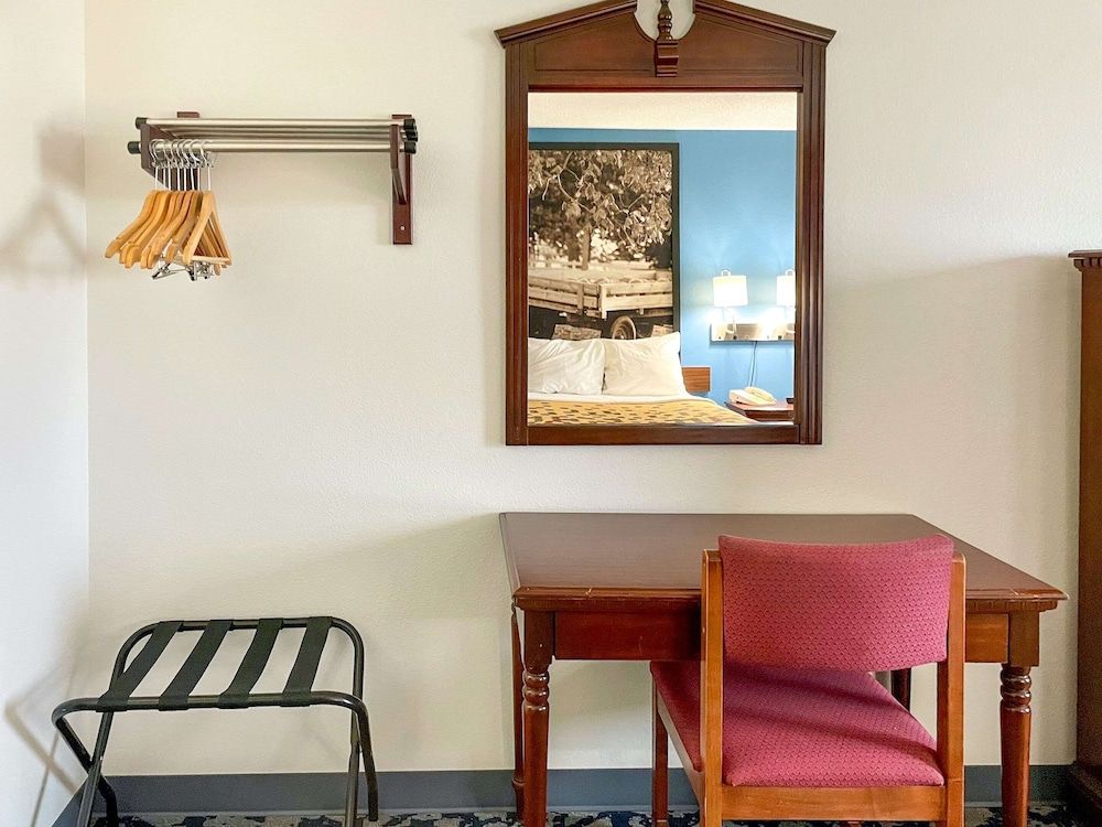 Rodeway Inn near I-35 Lamoni Standard Room, 2 Double Beds, Non Smoking 9