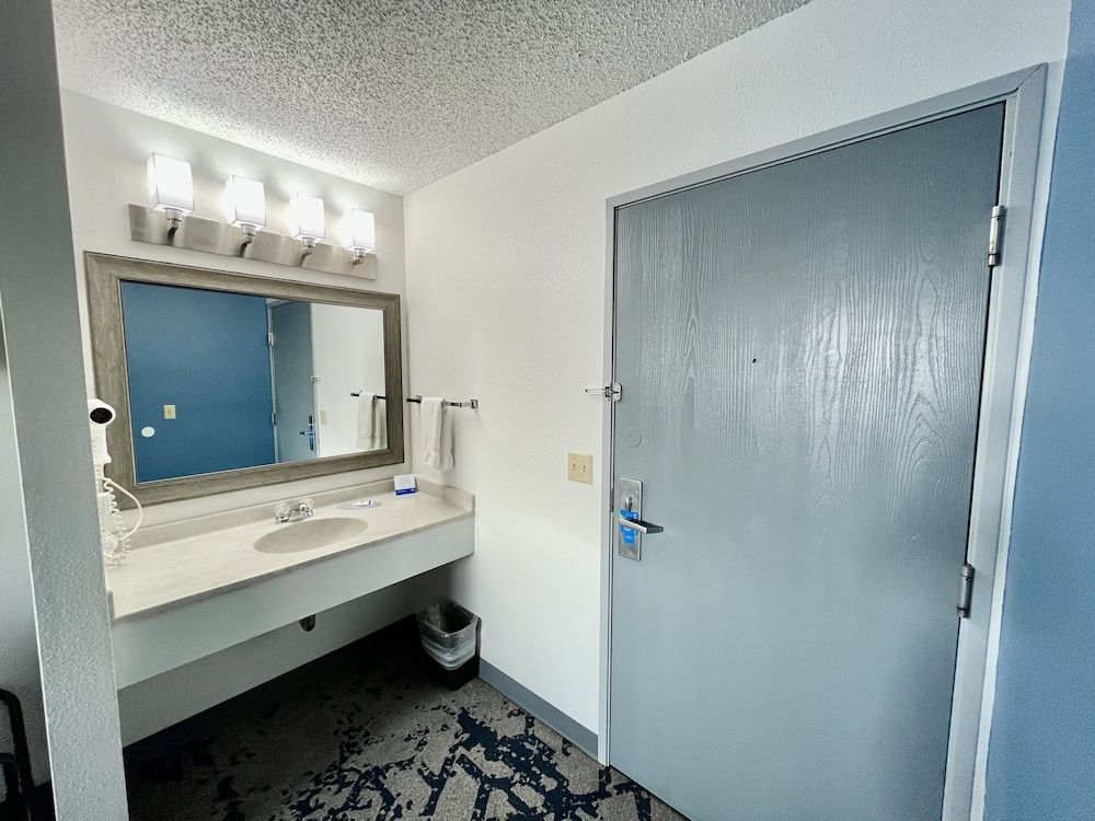 Rodeway Inn near I-35 Lamoni Standard Room, 2 Double Beds, Non Smoking 11