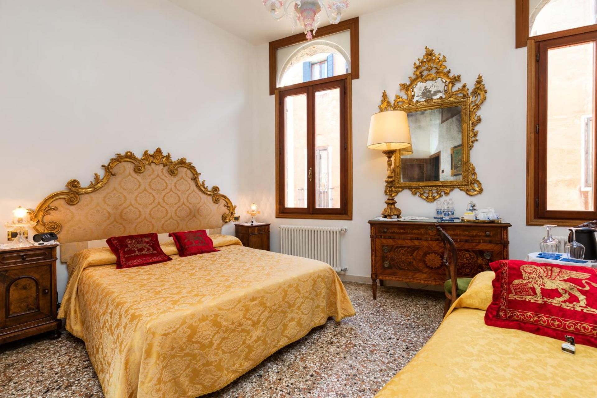 undefined Luxury Venetian Rooms 6