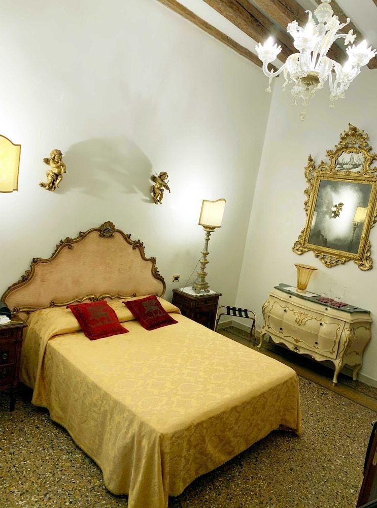 undefined Luxury Venetian Rooms 3