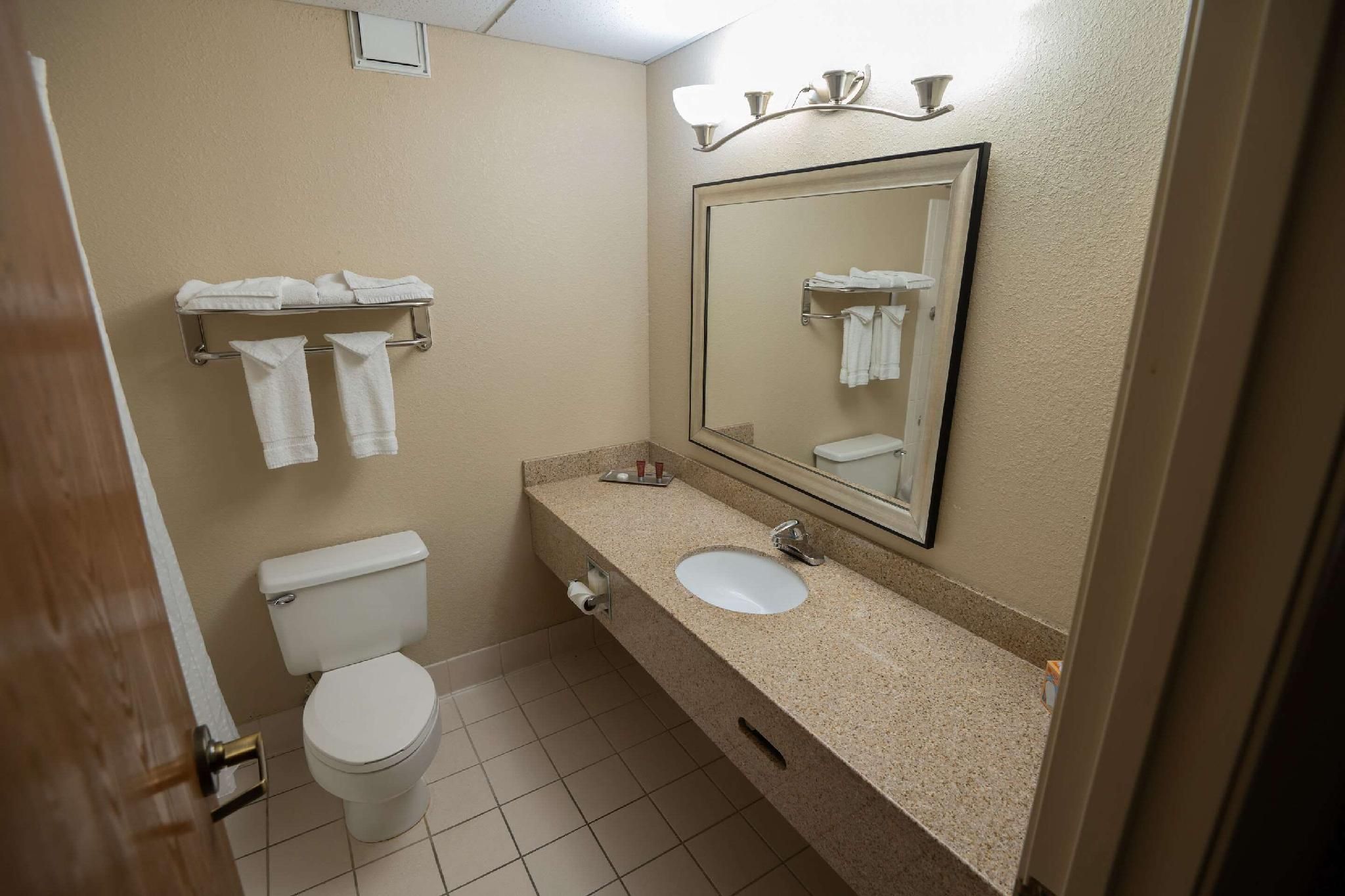 Quality Inn & Suites Downtown Mansfield 1 King Bed, Suite, Nonsmoking 3