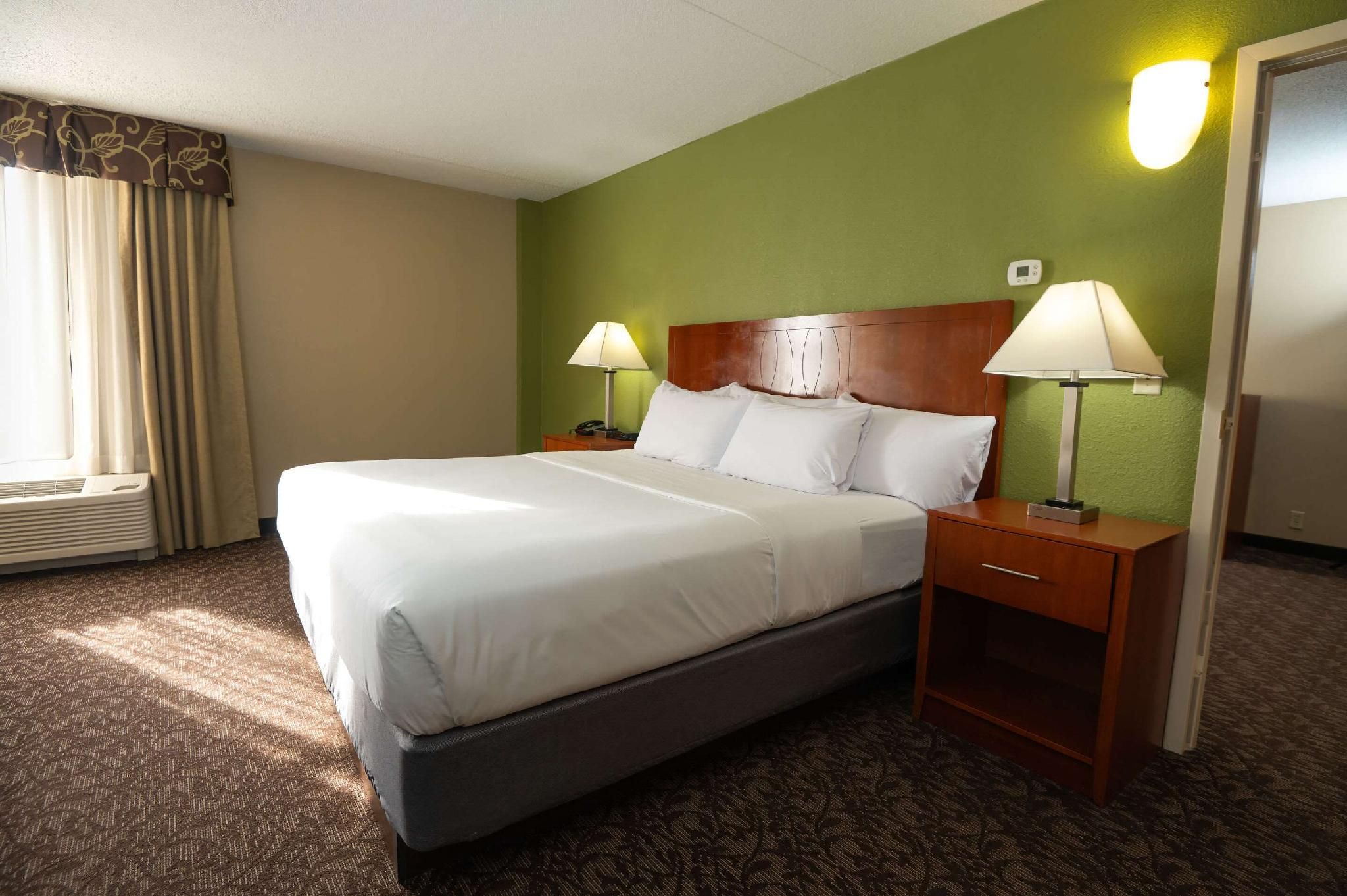 Quality Inn & Suites Downtown Mansfield 1 King Bed, Suite, Nonsmoking 2
