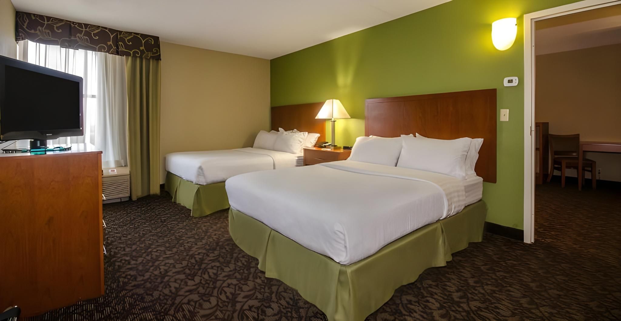 Quadruple Room with Two Queen Beds - Non Smoking