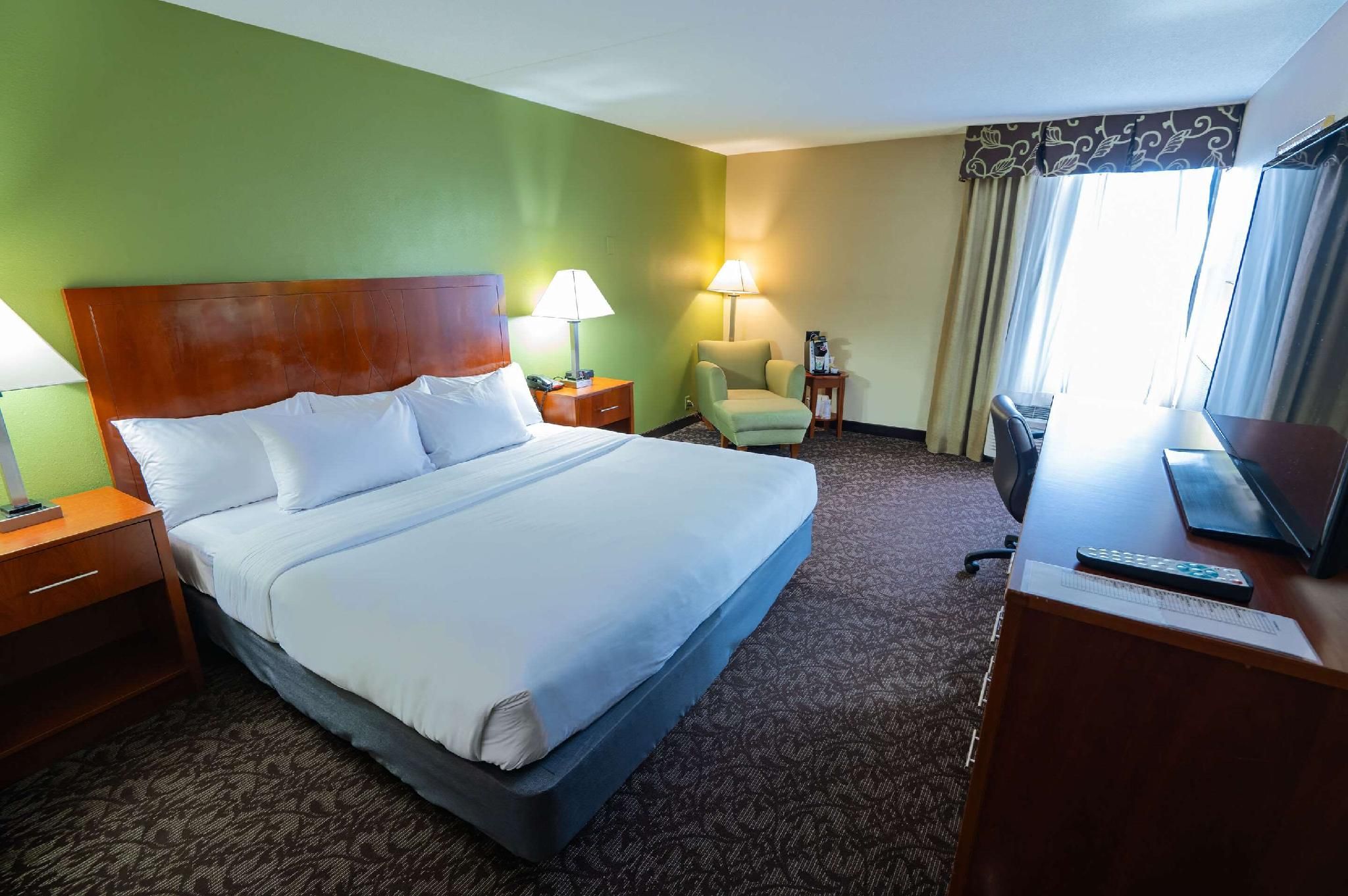 Quality Inn & Suites Downtown Mansfield 1 King Bed, Suite, Nonsmoking