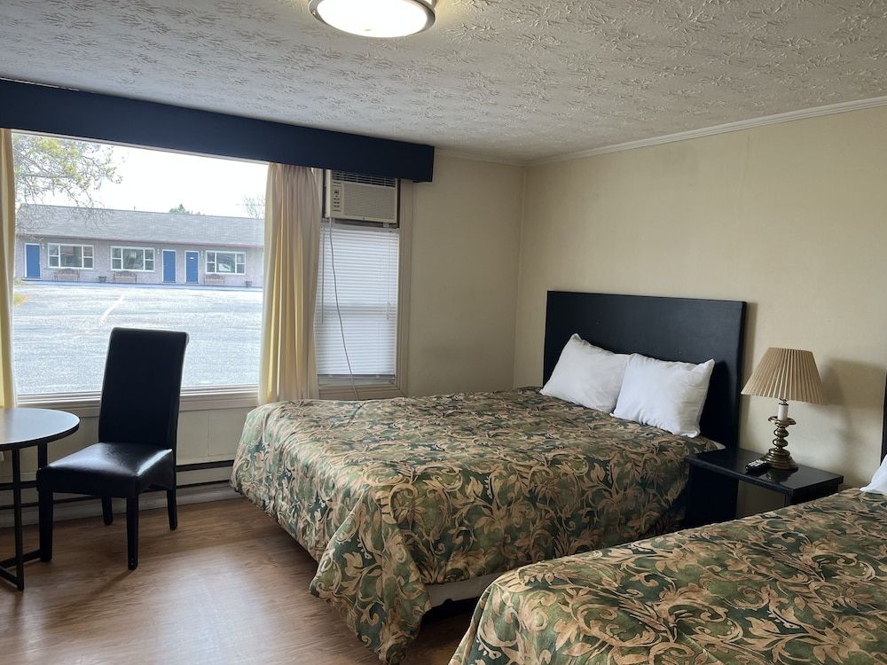 Old Mill Motel Standard Double Room, 2 Queen Beds, Non Smoking, River View (pet friendly pet fee applies) 8