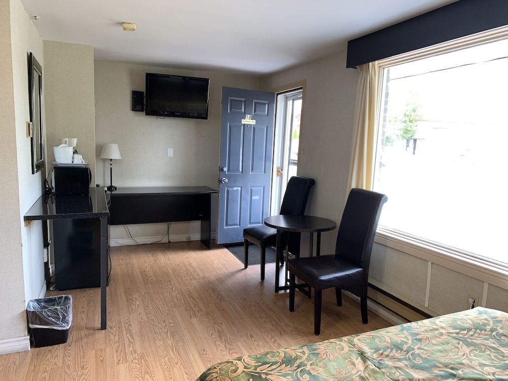 Old Mill Motel Standard Double Room, 2 Queen Beds, Non Smoking, River View (pet friendly pet fee applies) 20