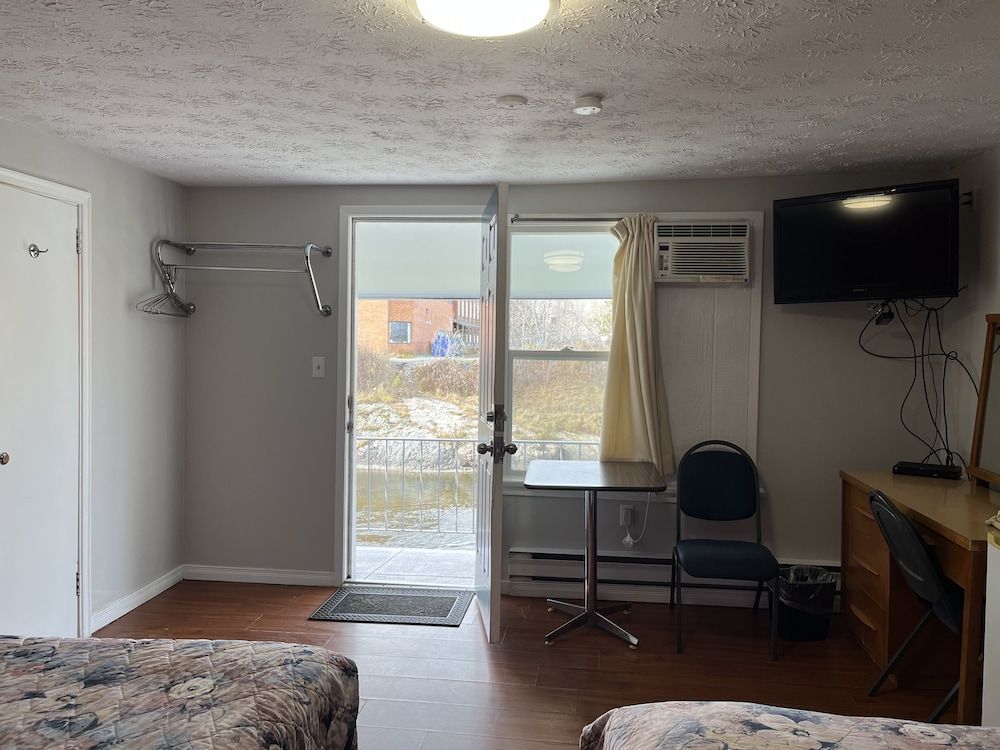 Old Mill Motel Standard Double Room, 2 Queen Beds, Non Smoking, River View (pet friendly pet fee applies) 22