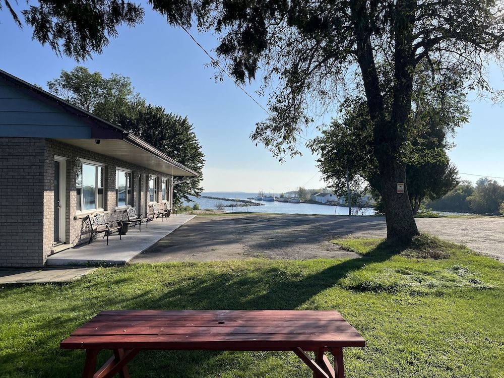 Old Mill Motel Deluxe Room, 1 King Bed, Non Smoking, Lake View (Non pet friendly) 7