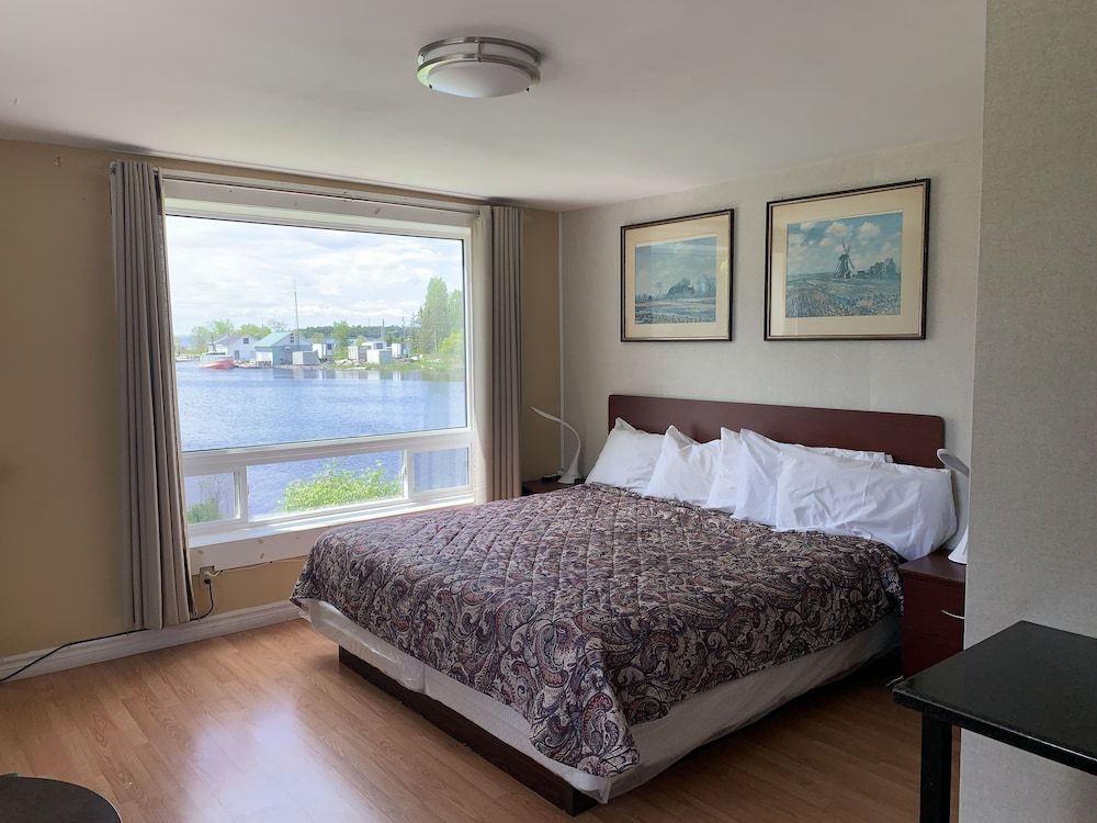 Old Mill Motel Deluxe Room, 1 King Bed, Non Smoking, Lake View (Non pet friendly) 2