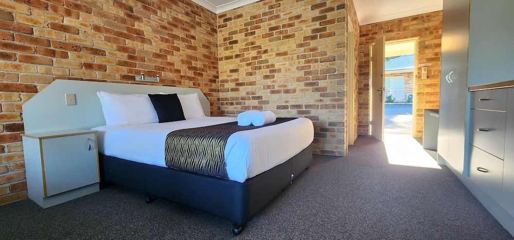 Golf Club Motor Inn Wingham Deluxe Queen Room