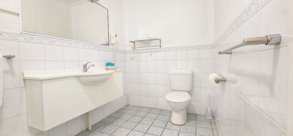 Golf Club Motor Inn Wingham Deluxe Queen Room 4