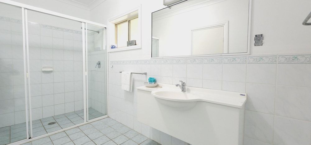 Golf Club Motor Inn Wingham Standard Triple Room, Non Smoking, Garden View 4