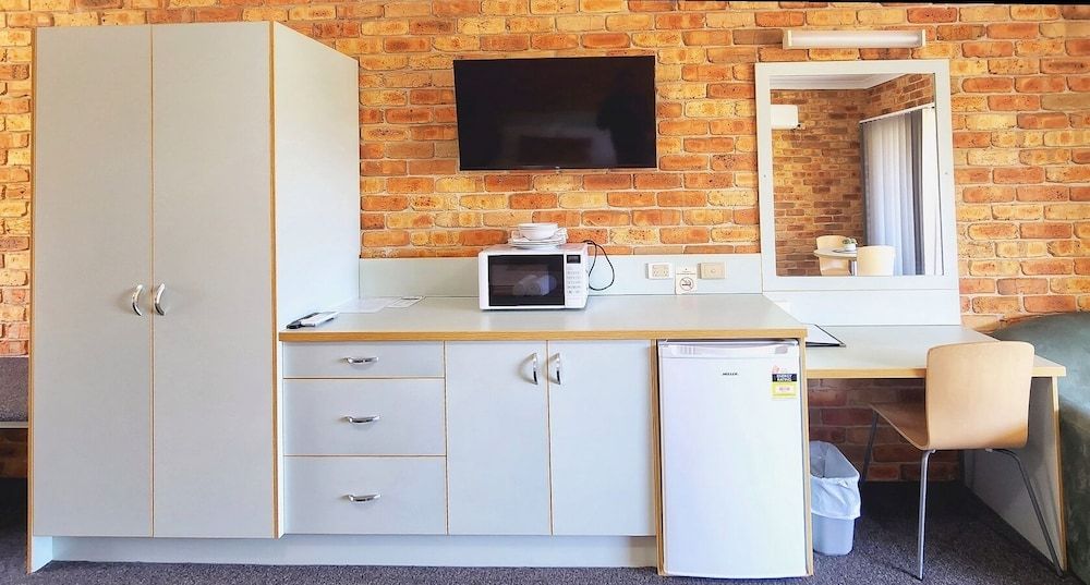 Golf Club Motor Inn Wingham Deluxe Queen Room 7