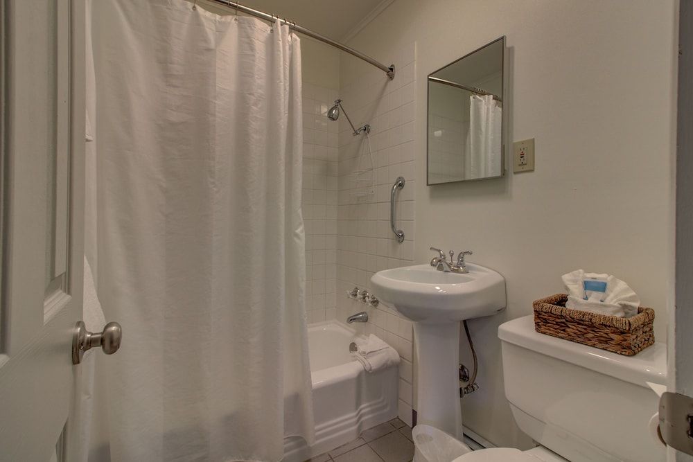 The Lodges of Oak Creek Standard Room, 2 Double Beds (Room 9) 4