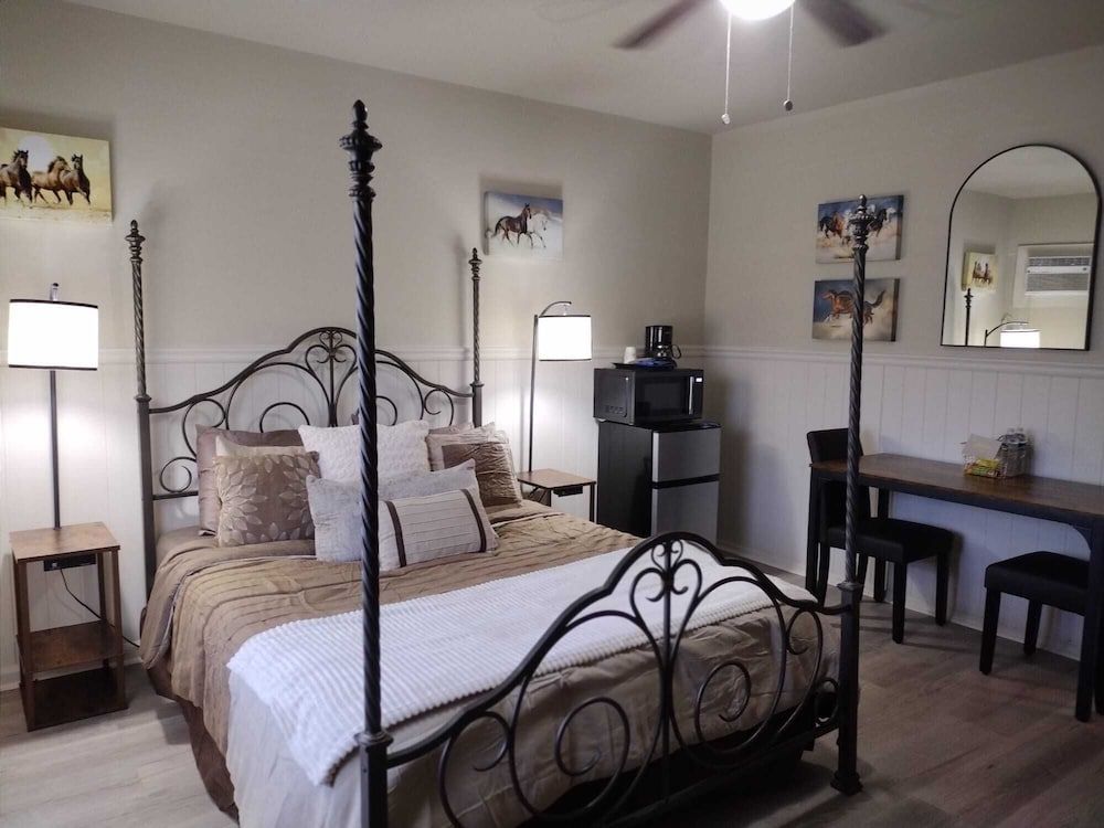 Shamrock Cove Inn 1 Queen Bed 7