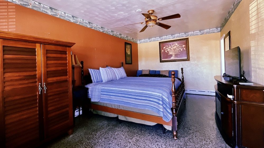 Shamrock Cove Inn 1 King 2