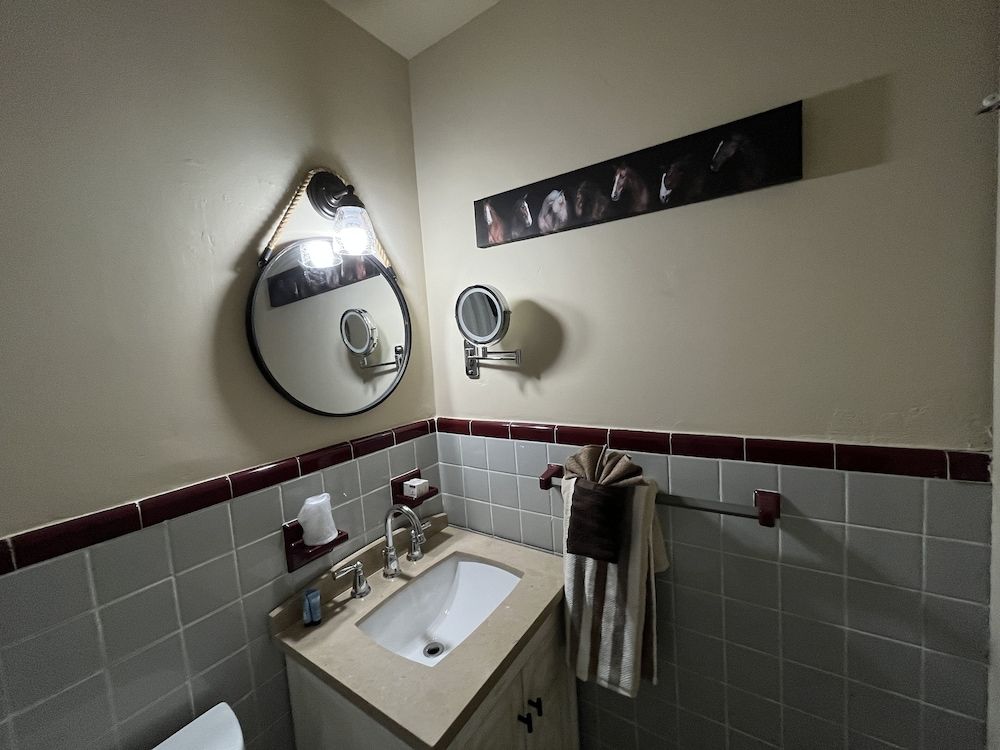 Shamrock Cove Inn 1 King 6