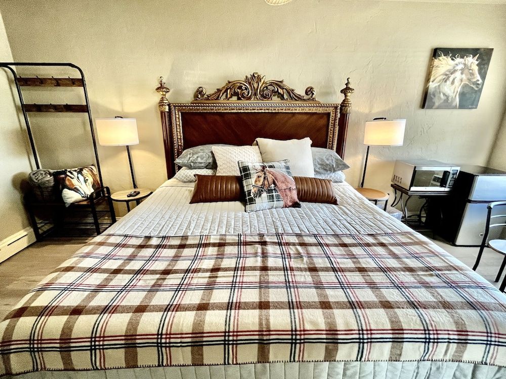 Shamrock Cove Inn 1 King 4