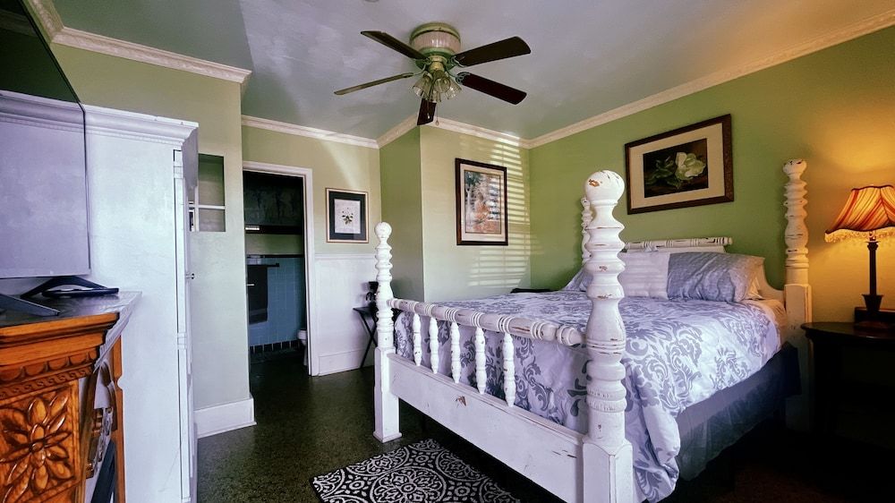 Shamrock Cove Inn 1 Queen Bed 2