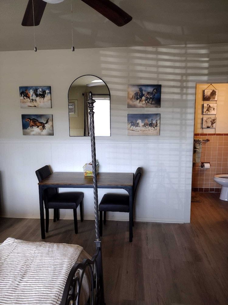 Shamrock Cove Inn 1 Queen Bed 5