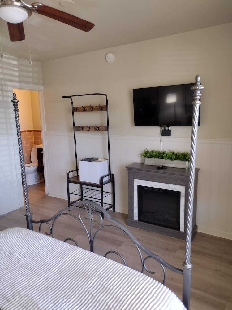 Shamrock Cove Inn 1 Queen Bed 4