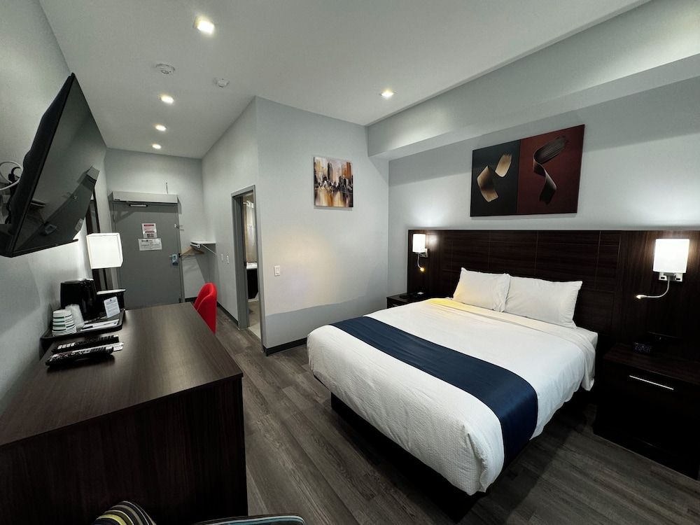 Room, 1 Queen Bed, Non Smoking (Mobility/Hearing, Roll-In Shower)