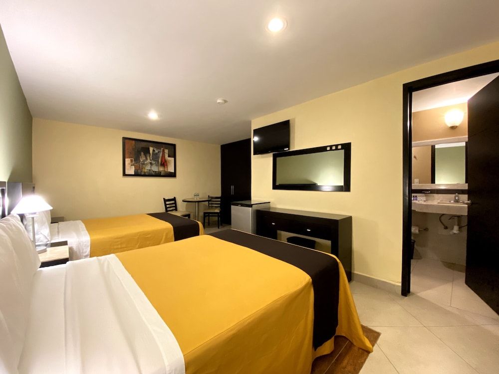 Hotel Escala Puebla Centro Family Room 3