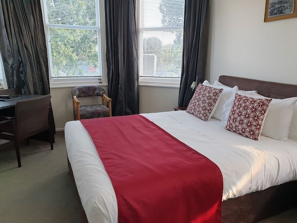 undefined Eden Park Motel 4