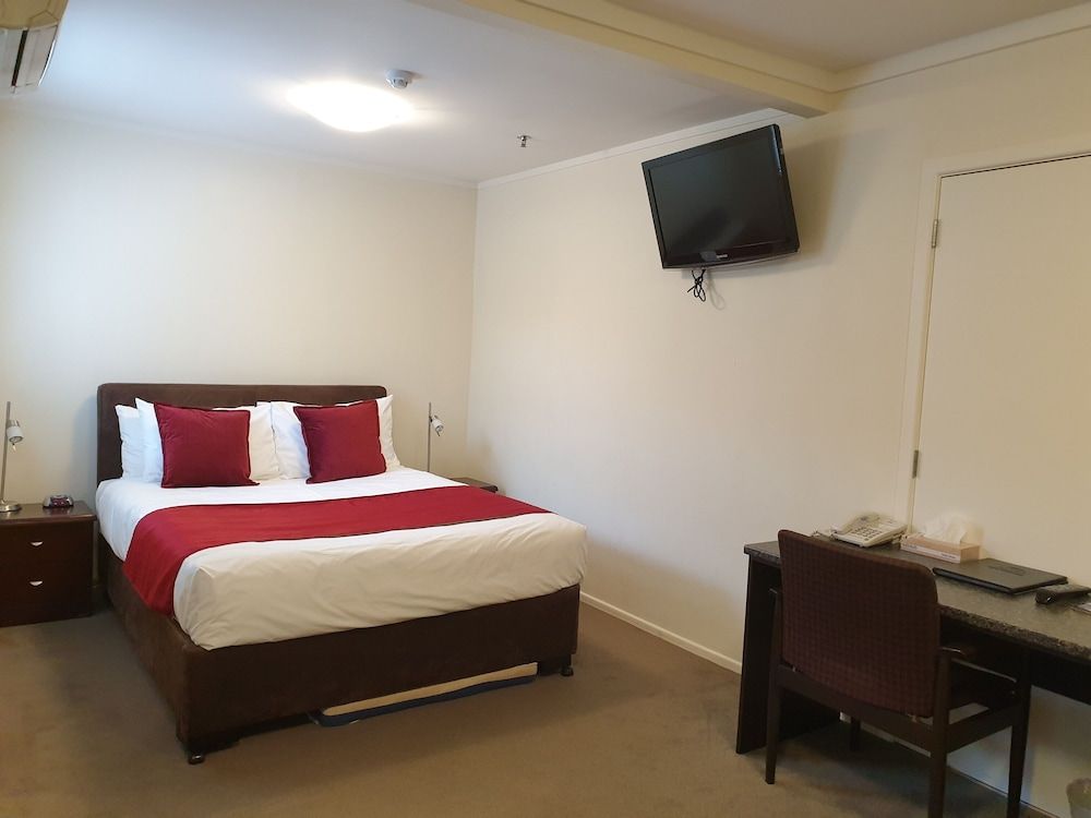 undefined Eden Park Motel 5