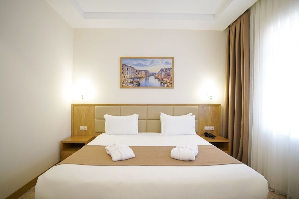 undefined Milan Hotel 5