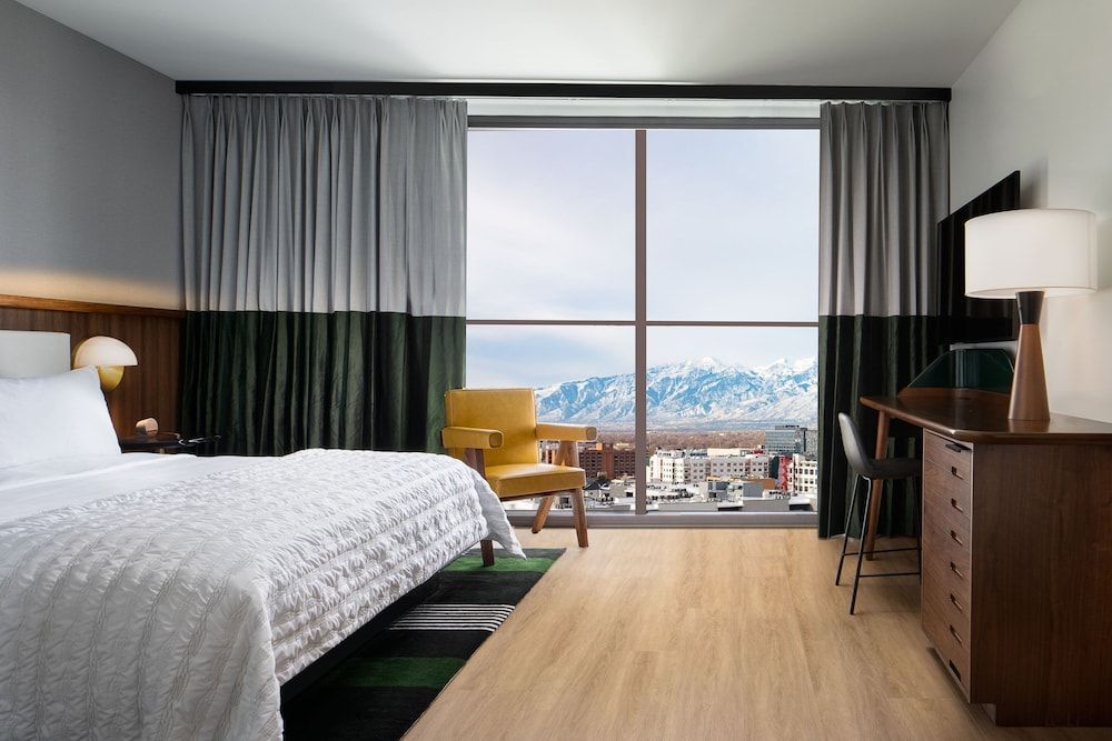 Classic Room, 1 King Bed (Hearing Accessible)