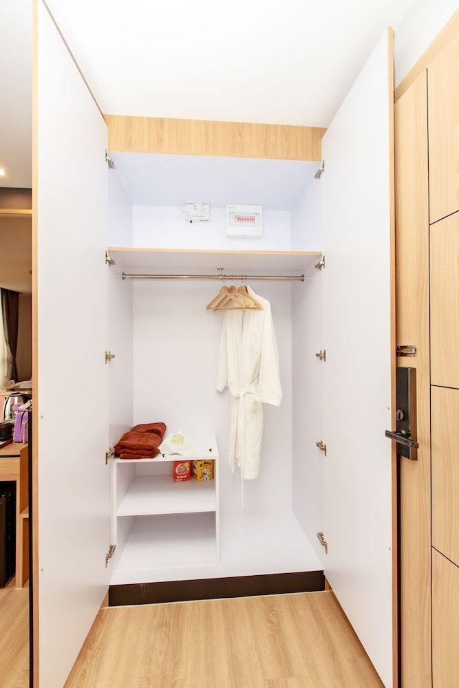 Siri Hotel Lumphun Deluxe Twin Room 6