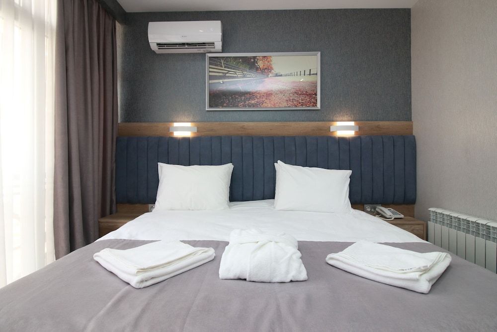Home Suites Baku - Halal Hotel Superior Double Room, 1 King Bed 4