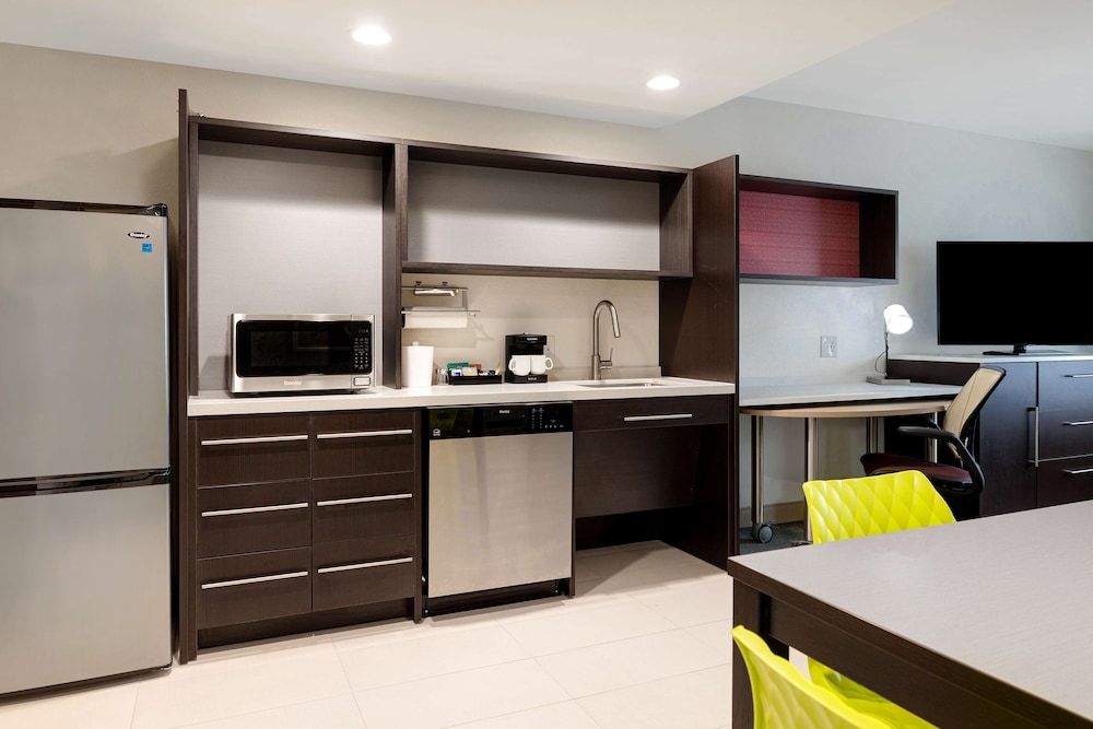 Suite, 1 King Bed, Accessible (Roll-In Shower)
