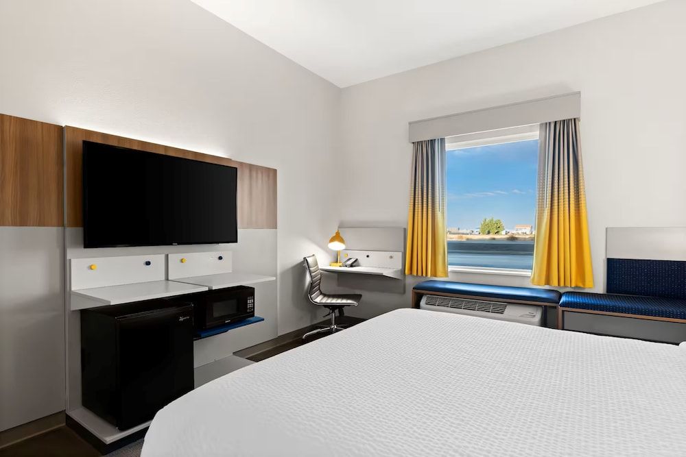 Holiday Inn Express & Suites George Quincy South by IHG Standard Room, 1 King Bed, Accessible (Mobility, Roll-In Shower) 6