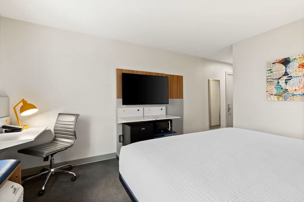 Holiday Inn Express & Suites George Quincy South by IHG Standard Room, 1 King Bed, Accessible (Mobility, Roll-In Shower) 3