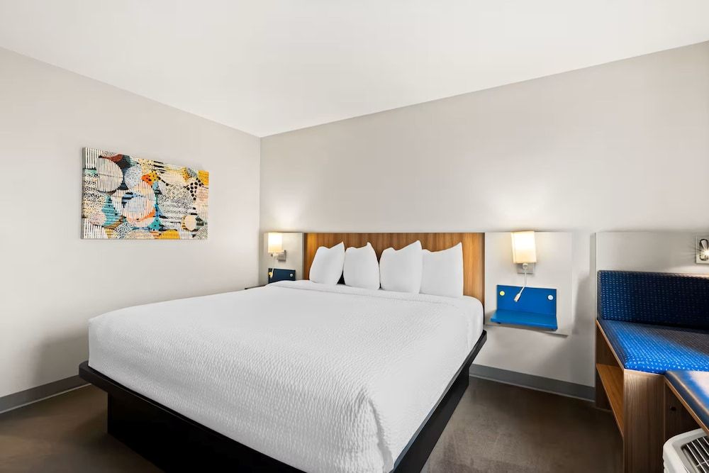 Holiday Inn Express & Suites George Quincy South by IHG Standard Room, 1 King Bed, Accessible (Mobility, Roll-In Shower) 4