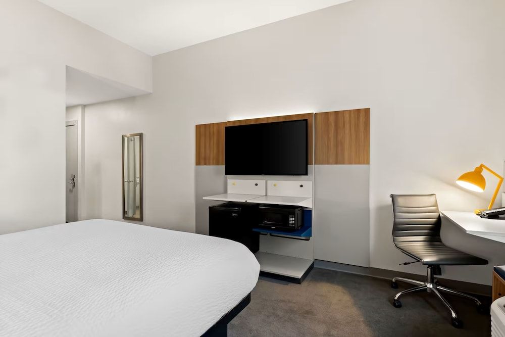 Holiday Inn Express & Suites George Quincy South by IHG Standard Room, 1 Queen Bed, Accessible (Mobility, Roll-In Shower) 2