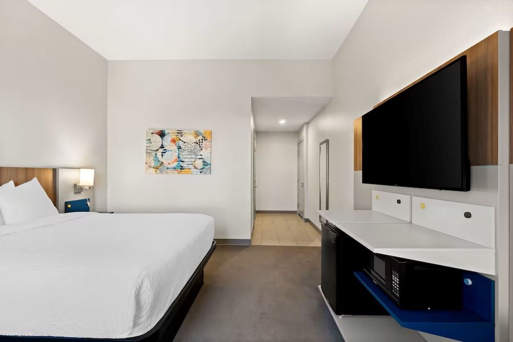 Holiday Inn Express & Suites George Quincy South by IHG Standard Room, 1 Queen Bed, Accessible (Mobility, Roll-In Shower) 3