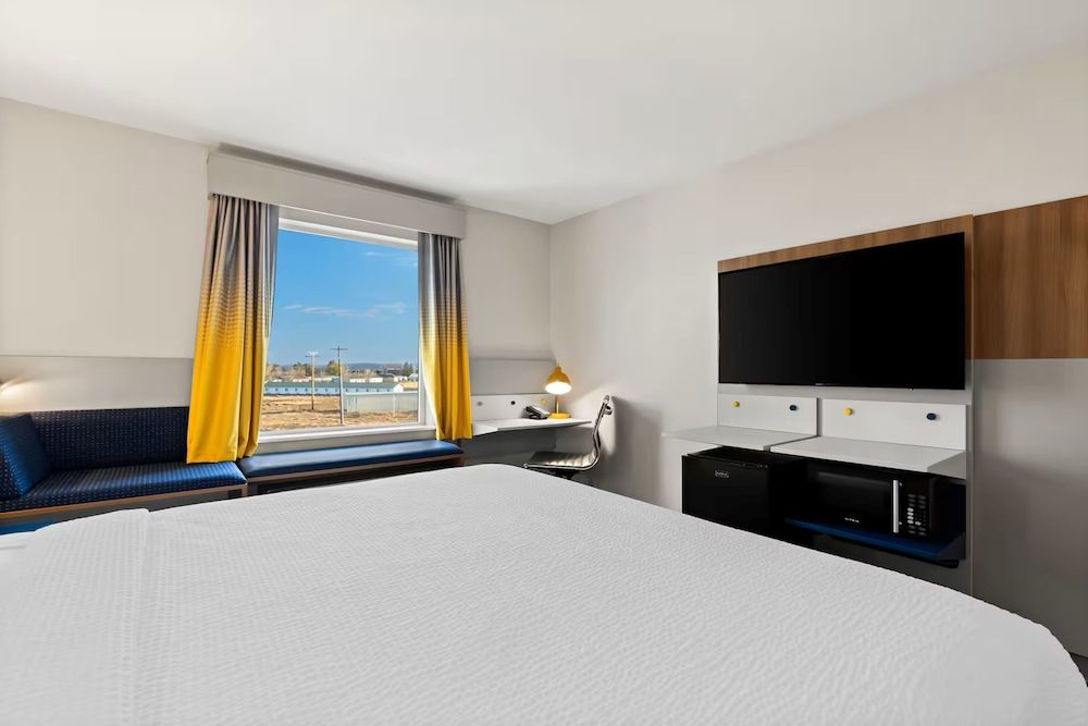 Holiday Inn Express & Suites George Quincy South by IHG Standard Room, 1 King Bed, Accessible (Mobility, Roll-In Shower) 5