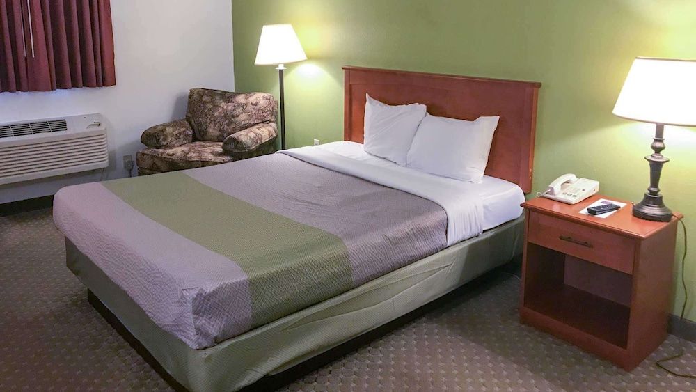 Motel 6 Bloomsburg, PA Deluxe Room, 1 Queen Bed, Accessible, Non Smoking 6