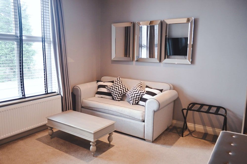 The Eccleston Hotel, BW Signature Collection Family Room, 1 King Bed, Non Smoking (Shower Only;with Sofabed) 10