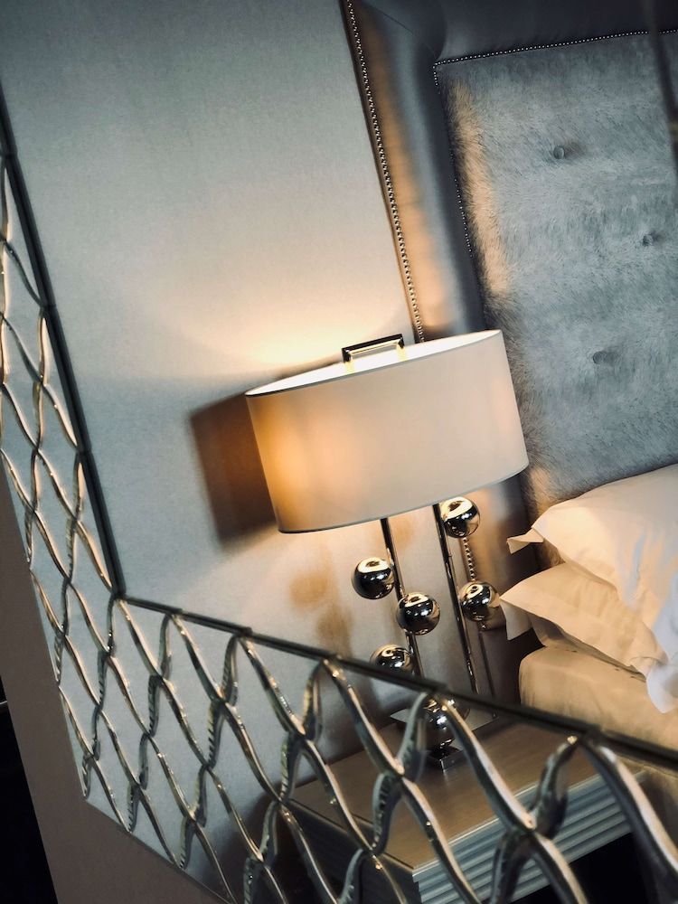 The Eccleston Hotel, BW Signature Collection Family Room, 1 King Bed, Non Smoking (Shower Only;with Sofabed) 8