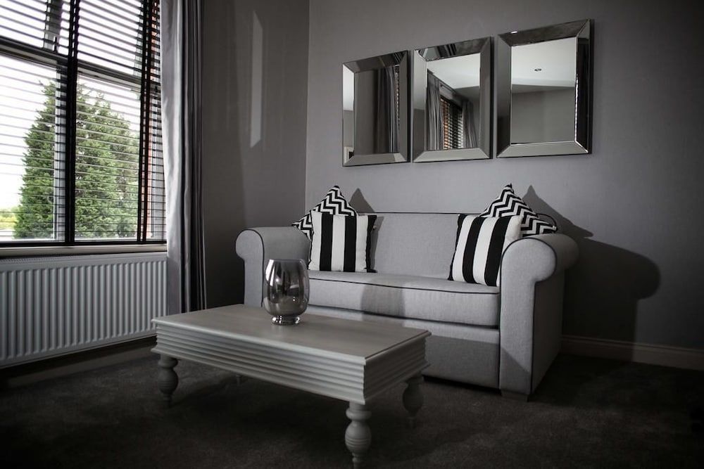 The Eccleston Hotel, BW Signature Collection Family Room, 1 King Bed, Non Smoking (Shower Only;with Sofabed) 6