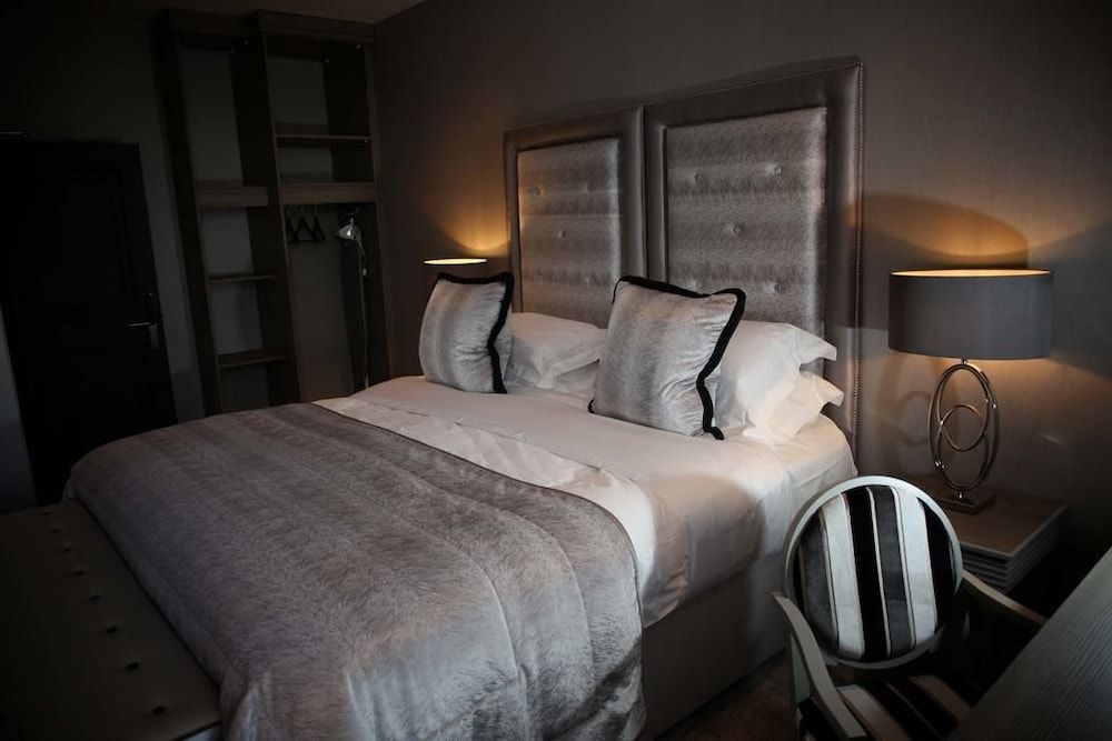 The Eccleston Hotel, BW Signature Collection Family Room, 1 King Bed, Non Smoking (Shower Only;with Sofabed)