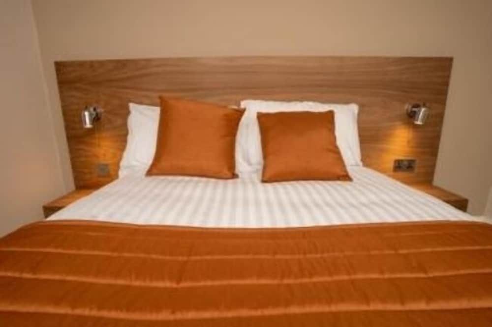 Eagle Hotel Superior Double Room 3