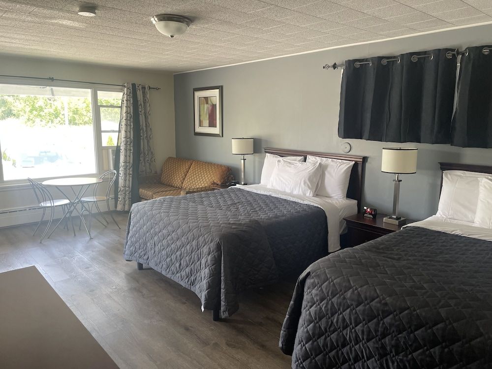 Nites Inn Motel Deluxe Triple Room 4