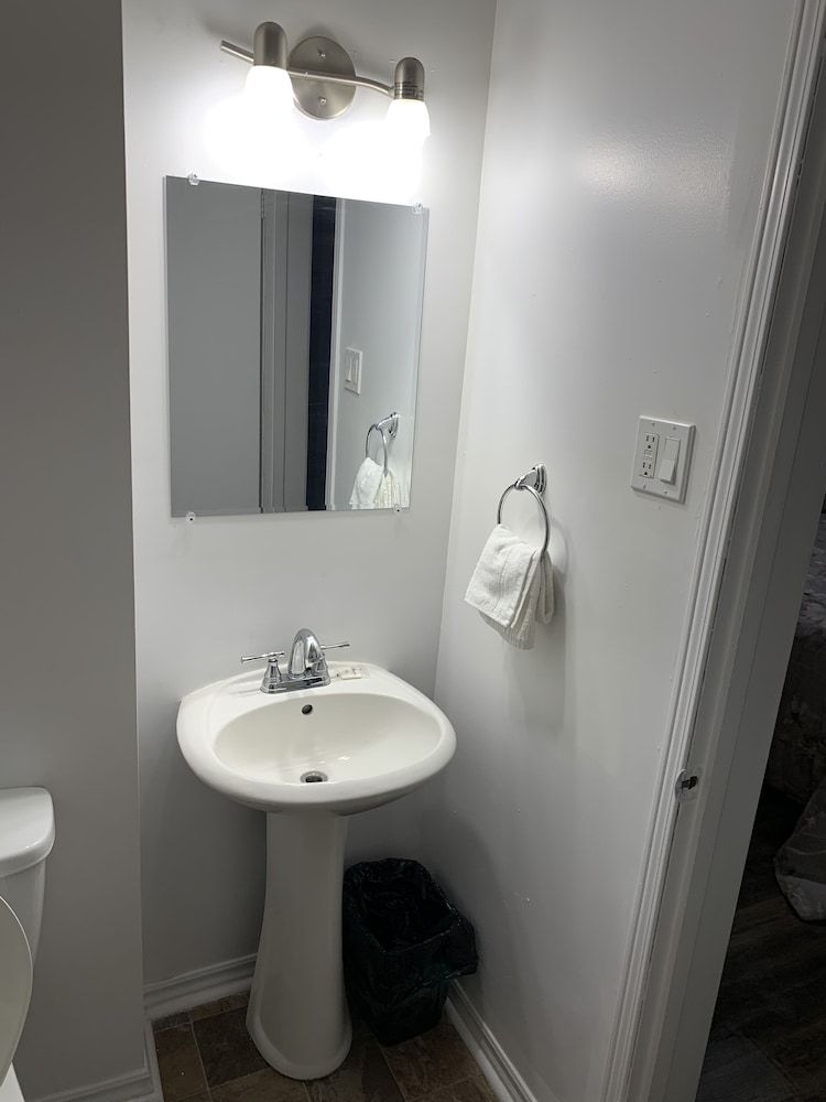 Nites Inn Motel Comfort Single Room, 1 Queen Bed 6