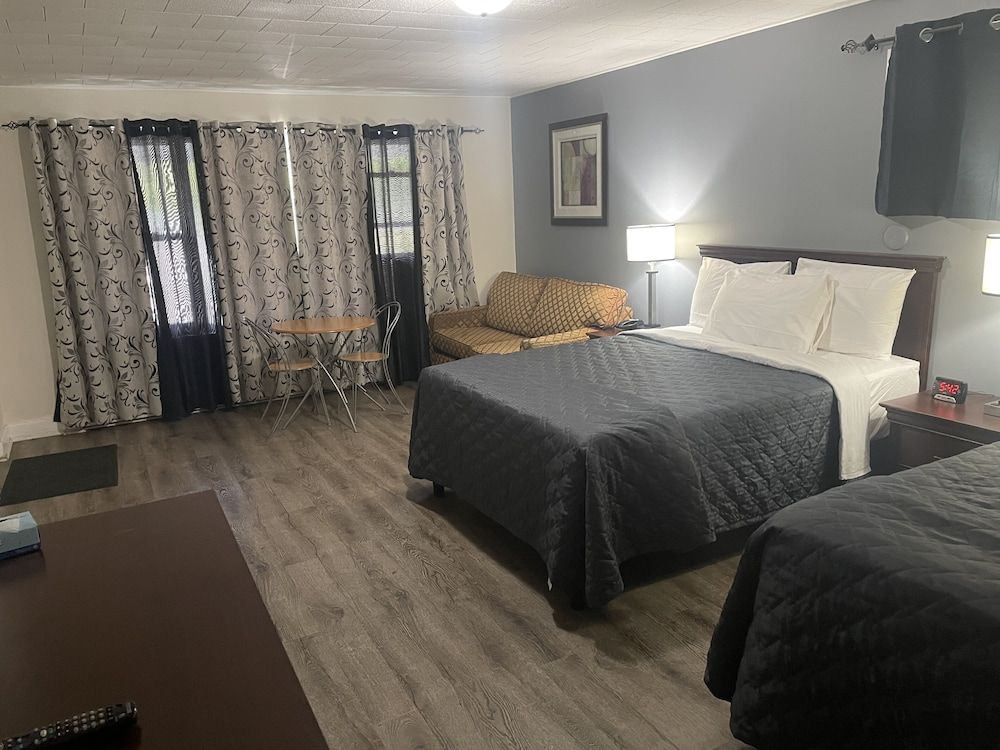 Nites Inn Motel Deluxe Triple Room 7