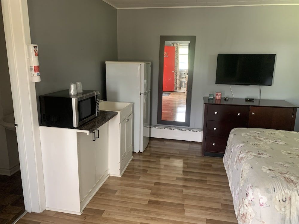 Nites Inn Motel Deluxe Triple Room 11